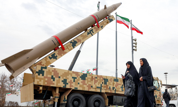 Bệ phóng tên lửa đạn đạo trưng bày tại Tehran, Iran hồi tháng 2. Ảnh: AFP