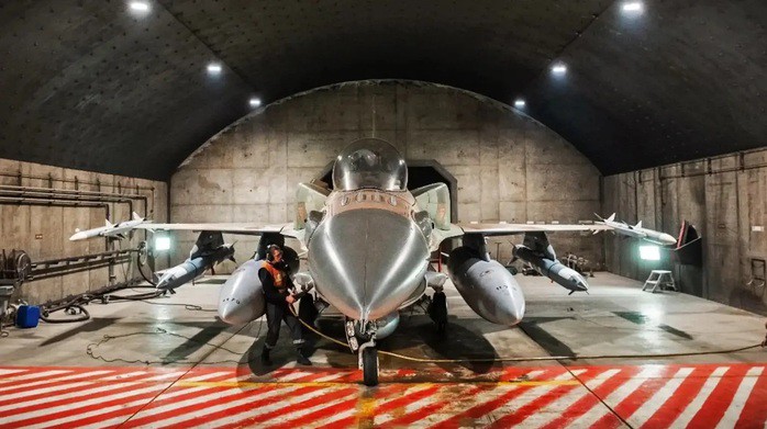 Một chiếc máy bay chiến đấu mang theo tên lửa Rampage Ảnh: IAI