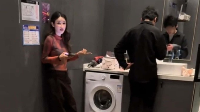 Khoảnh khắc nữ du khách Thái Lan bắt gặp người lạ trong phòng. Ảnh: @tyatida