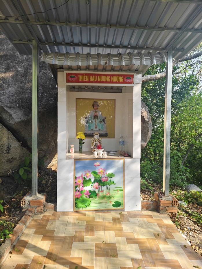 Tại địa điểm tr&ecirc;n kh&ocirc;ng c&ograve;n việc đặt h&igrave;nh ảnh của NSƯT T&uacute; Sương.