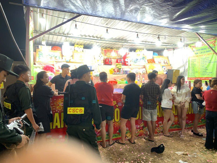 Công an Tây Ninh kiểm tra gian hàng bốc thăm, phát hiện thủ đoạn dàn dựng kết quả lừa đảo. Ảnh CATN