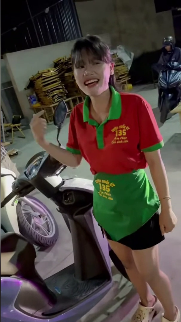 Thêm 2 người mua xe, mua quần áo "hàng hiệu" sau khi được anh Phát tặng tiền. Ảnh cắt ra từ clip