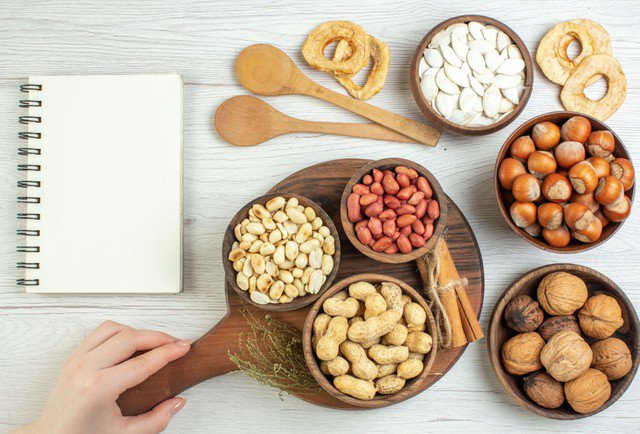Nhiều nghiên cứu cho thấy những người thường xuyên ăn các loại hạt có xu hướng khỏe mạnh hơn và ít mắc bệnh mạn tính. Ảnh minh họa