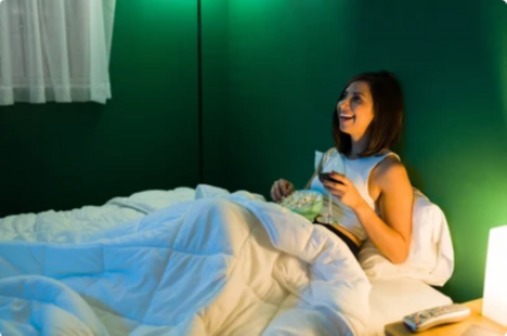 Uống rượu bia vào buổi tối có thể ảnh hưởng đến quá trình đào thải chất độc của cơ thể (Ảnh: Shutterstock)