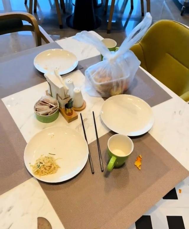 Phần đồ ăn buffet được cặp mẹ con cho vào túi định mang về. Ảnh: HK01