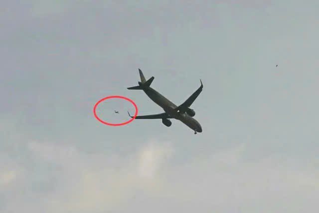 Anh Đ.T.D. điều khiển diều carbon chiều dài 3,6 m, có gắn sáo và đèn nháy (xanh, đỏ, trắng) bay độ cao khoảng 400 m