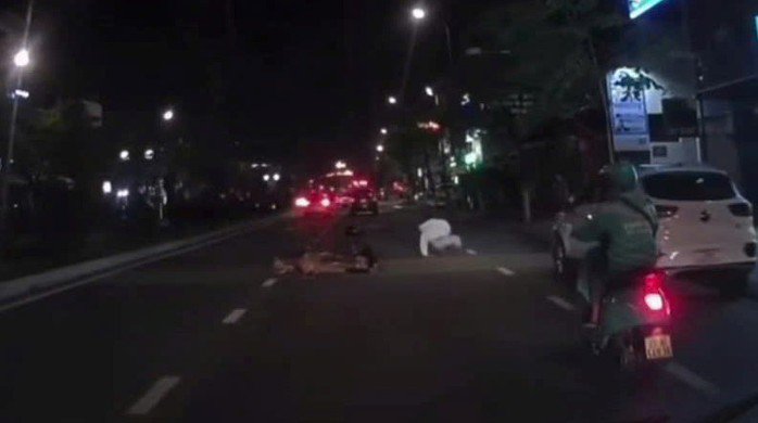 2 người đi xe máy bị va chạm, ngã lăn trên đường