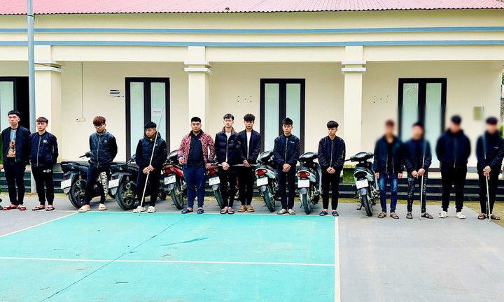 Nhóm thanh thiếu niên cùng tang vật tại cơ quan công an. (Ảnh: Công an tỉnh Lào Cai)