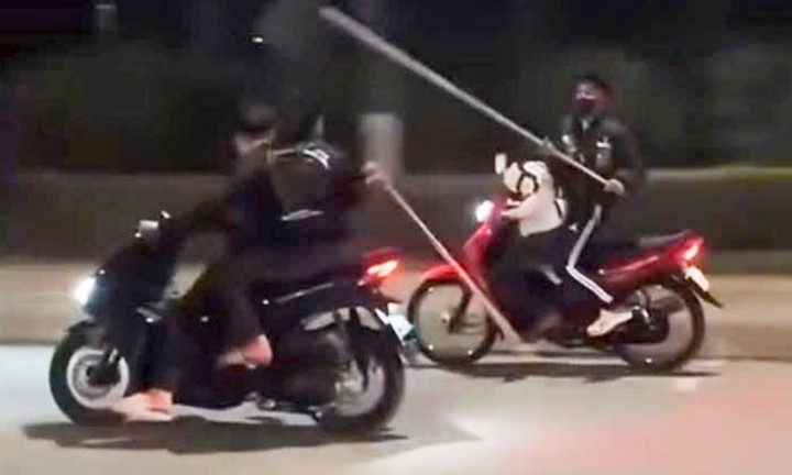 Hình ảnh nhóm thanh thiếu niên không đội mũ bảo hiểm, cầm theo hung khí di chuyển trên đường. (Ảnh: Công an tỉnh Lào Cai)