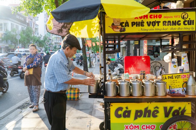 VIDEO: Nghe chuyện về những chiếc xe đẩy bán cà phê ở TPHCM - 1