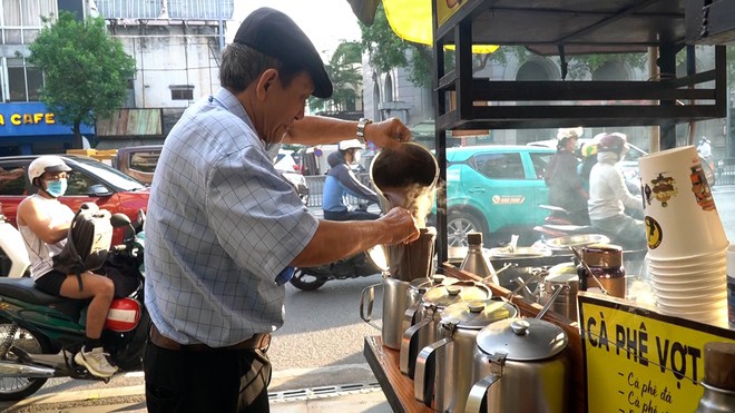 VIDEO: Nghe chuyện về những chiếc xe đẩy bán cà phê ở TPHCM - 5