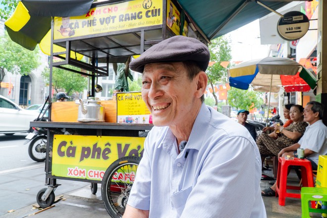 "Cái xe này nuôi sống cả gia đình tôi chứ đâu. Bảy tám anh em tôi đều nhờ nó mà được ăn học thành tài, đứa nào cũng tới nơi tới chốn. Giờ có đứa còn định cư, làm việc tận bên nước ngoài", ông Chí tự hào nói.