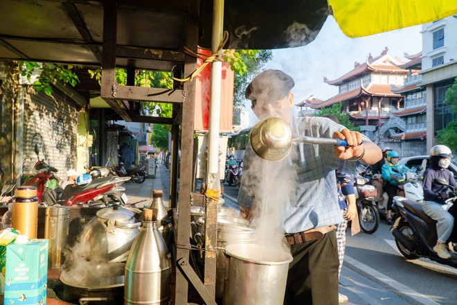 VIDEO: Nghe chuyện về những chiếc xe đẩy bán cà phê ở TPHCM - 2