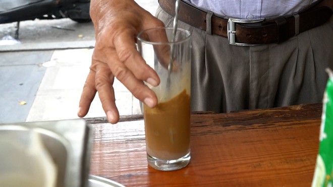 VIDEO: Nghe chuyện về những chiếc xe đẩy bán cà phê ở TPHCM - 8