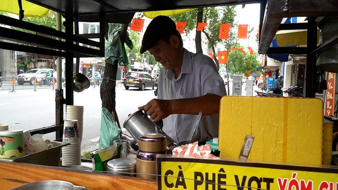 VIDEO: Nghe chuyện về những chiếc xe đẩy bán cà phê ở TPHCM - 10