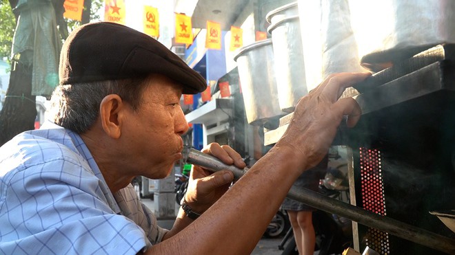 VIDEO: Nghe chuyện về những chiếc xe đẩy bán cà phê ở TPHCM - 6