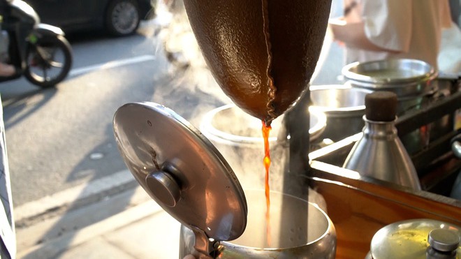 VIDEO: Nghe chuyện về những chiếc xe đẩy bán cà phê ở TPHCM - 7