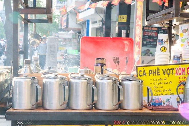 Ông Chí kỹ tính đến mức xử lý nước máy bằng cách để lắng qua đêm cho bay hết mùi Clo, mô phỏng lại độ ngọt của nước mưa ngày cũ. Với ông, ly cà phê ngon không chỉ nằm ở hạt mà còn ở cái tâm: "Bán cái chân thật để tâm hồn mình tốt lại".