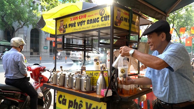 VIDEO: Nghe chuyện về những chiếc xe đẩy bán cà phê ở TPHCM - 12