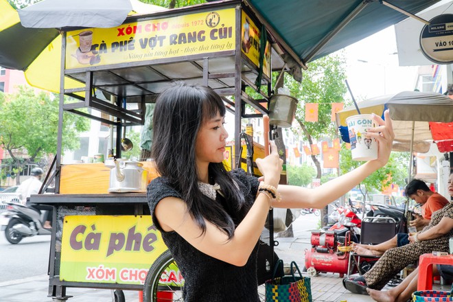 VIDEO: Nghe chuyện về những chiếc xe đẩy bán cà phê ở TPHCM - 15