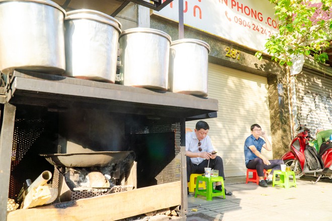 VIDEO: Nghe chuyện về những chiếc xe đẩy bán cà phê ở TPHCM - 14