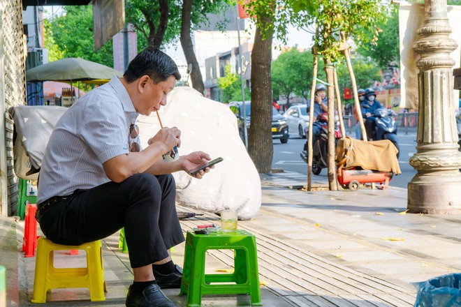 VIDEO: Nghe chuyện về những chiếc xe đẩy bán cà phê ở TPHCM - 13