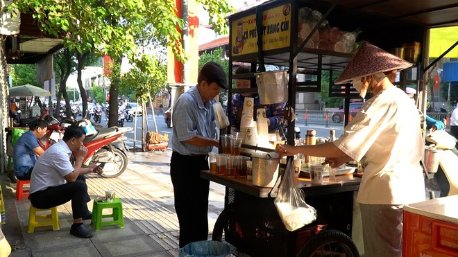 Với ông Chí, ly cà phê ngon không chỉ nằm ở hạt mà còn ở cái tâm: "Bán cái chân thật để tâm hồn mình tốt lại". Với ông, sự bình dân chính là cầu nối ngắn nhất để đưa mọi người lại gần nhau hơn.