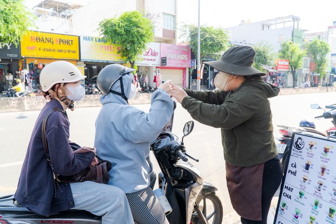 "Một ngày tôi bán được 50-60 ly cà phê, bán từ 5 giờ 30 sáng đến 12 giờ. Bây giờ thu nhập giúp tôi trang trải được cuộc sống và có thể cho con đi học." - Chị Nguyễn Thị Như Thùy bộc bạch.