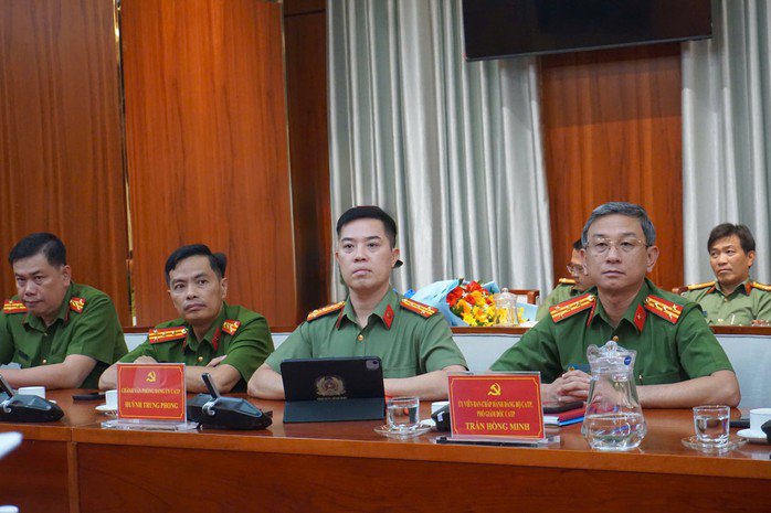 Đại tá Trần Hồng Minh (phải), Phó Giám đốc Công an TPHCM dự buổi lễ