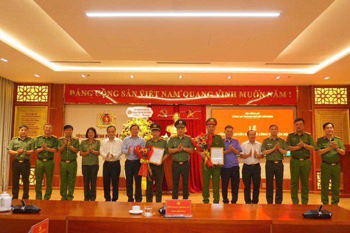 Các đơn vị chúc mừng Đại tá Bùi Thanh Trực và Thượng tá Nguyễn Thành Hưng