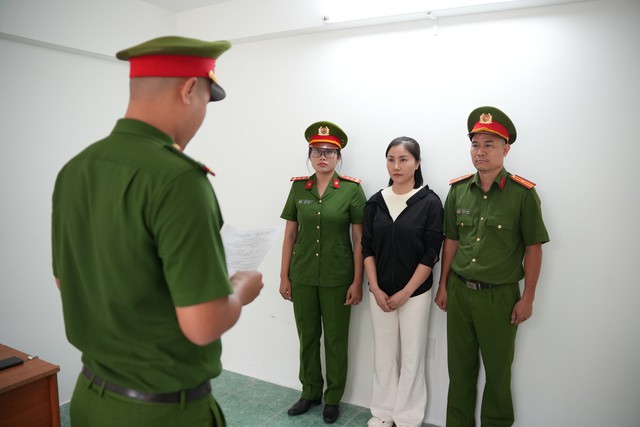 Đối tượng Trần Thị Xuân tại cơ quan công an. Ảnh: CACC.