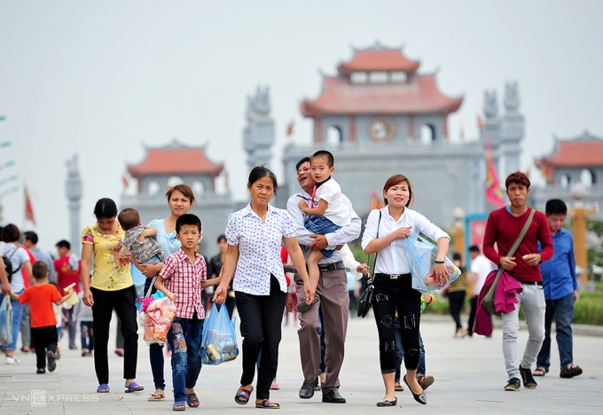 Người dân đổ về đền Hùng, tỉnh Phú Thọ lễ bái dịp giỗ Tổ năm 2025. Ảnh: Giang Huy