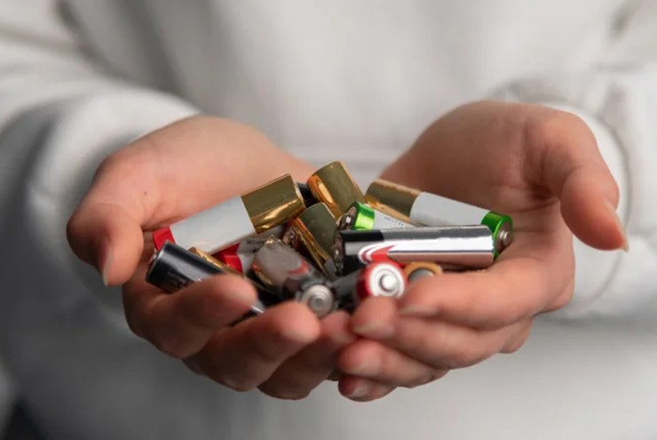 Sự oxy hóa của pin AA hay AAA là lý do cho cách hồi sinh pin điều khiển nói trên.