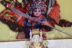 Không thể chấp nhận việc tùy tiện lấy hình NSƯT Tú Sương đặt lên bàn thờ