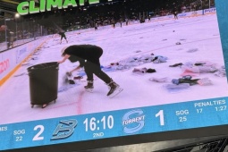 Khán giả ném “cơn mưa áo ngực” xuống sân, dàn nữ cầu thủ dừng thi đấu