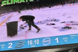 Khán giả ném “cơn mưa áo ngực” xuống sân, dàn nữ cầu thủ dừng thi đấu