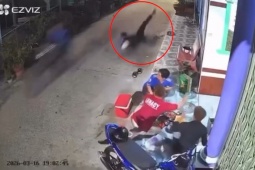 Clip: Phản xạ thần tốc, người đàn ông né kịp thanh niên lao tới trong tích tắc