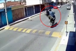 Clip: Phóng qua gờ giảm tốc, thanh niên bay khỏi xe rồi ngã dập mông xuống đường