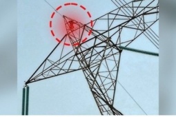 Giận chồng không cho đi lễ hội, người phụ nữ leo lên đỉnh cột điện cao thế