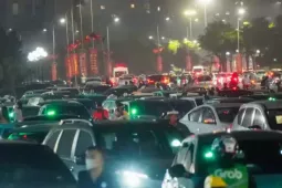 Biển người rời đi, Mỹ Đình tắc nghẽn lúc nửa đêm