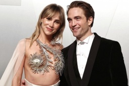 Vị hôn thê của Robert Pattinson tỏa sáng với váy 'bán nude' tại tiệc Oscar