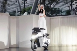 Xe máy điện tự cân bằng đầu tiên trên thế giới được sản xuất hàng loạt
