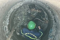 Cứu bé trai rơi xuống giếng sâu 20 m