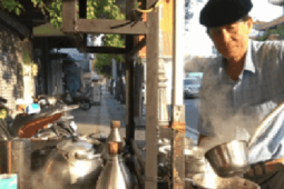 VIDEO: Nghe chuyện về những chiếc xe đẩy bán cà phê ở TPHCM