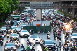 Lô cốt chiếm 1/3 lòng đường, người Hà Nội chật vật nhích từng mét về nhà