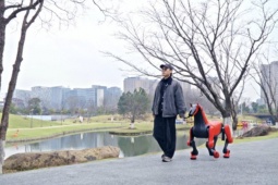 "Siêu phẩm" năm Bính Ngọ: Robot "ngựa sắt" của Trung Quốc thồ tới nửa tạ hàng