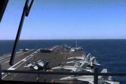 VIDEO: CENTCOM hé lộ hậu trường vận hành bay trên tàu sân bay Mỹ