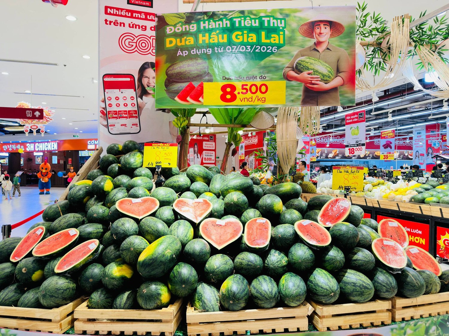 Quầy dưa hấu giải cứu được bày ở vị trí trung tâm của siêu thị
