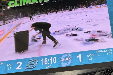 Khán giả ném “cơn mưa áo ngực” xuống sân, dàn nữ cầu thủ dừng thi đấu