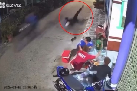 Clip: Phản xạ thần tốc, người đàn ông né kịp thanh niên lao tới trong tích tắc